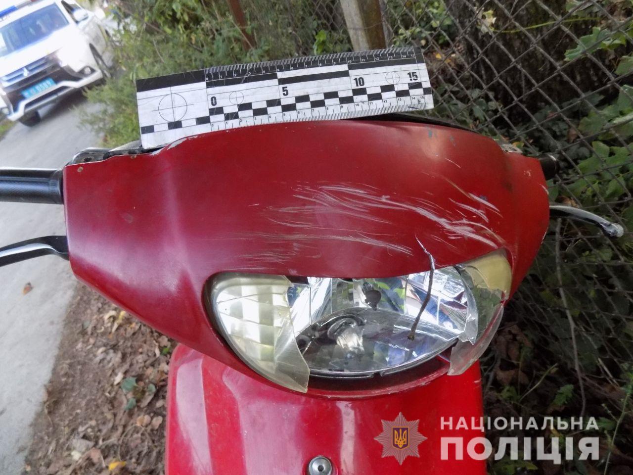 На Хустщині нетвереза жінка на мотоциклі з 4-річним сином-пасажиром врізалася в припарковане авто (ФОТО)