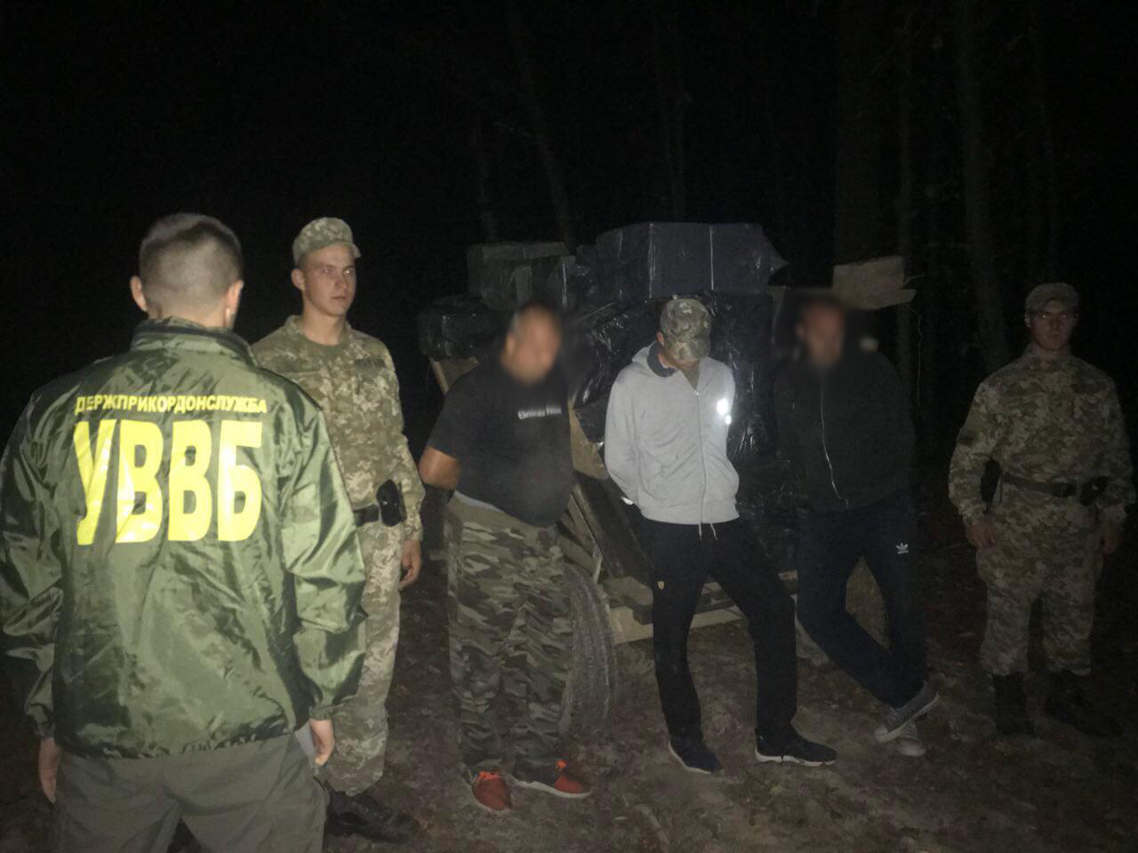 На Закарпатті затримали трьох українців на підводі, що намагалися переправити через кордон 53 ящики сигарет (ФОТО, ВІДЕО)