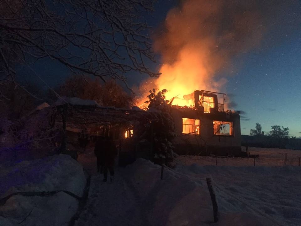 Під час пожежі на Іршавщині літній власник будинку отримав опіки, а його дружина сильно надихалася димом (ФОТО)