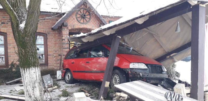 Між Мукачевом та Ужгородом через "п'яну" "Тойоту" VW врізався в придорожнє кафе (ФОТО)