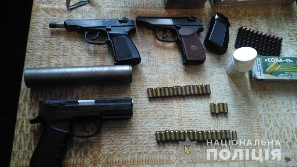 Під час обшуку оселі мешканця Міжгірщини вилучили три пістолети з ознаками перероблення на бойові та набої (ФОТО)