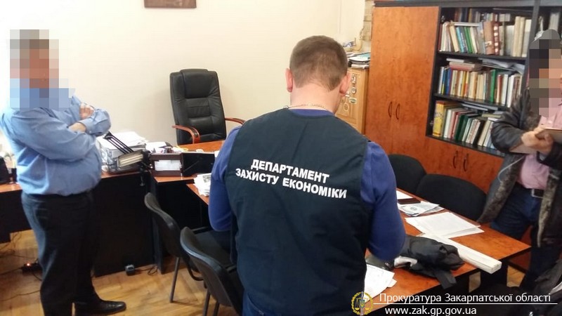 Директору Державного архіву Закарпатської області оголошено про підозру в отриманні хабара (ФОТО)