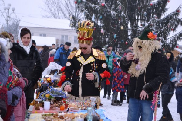 Конкурс вертепів і колядницьких колективів та фестиваль вина одночасно відбулися в Тячеві (ФОТО)