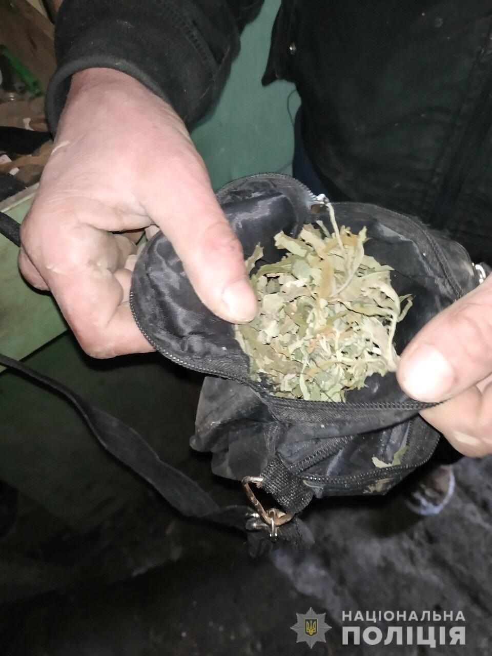 В оселі мешканця Виноградівщини під час обшуку знайшли набої та марихуану (ФОТО)