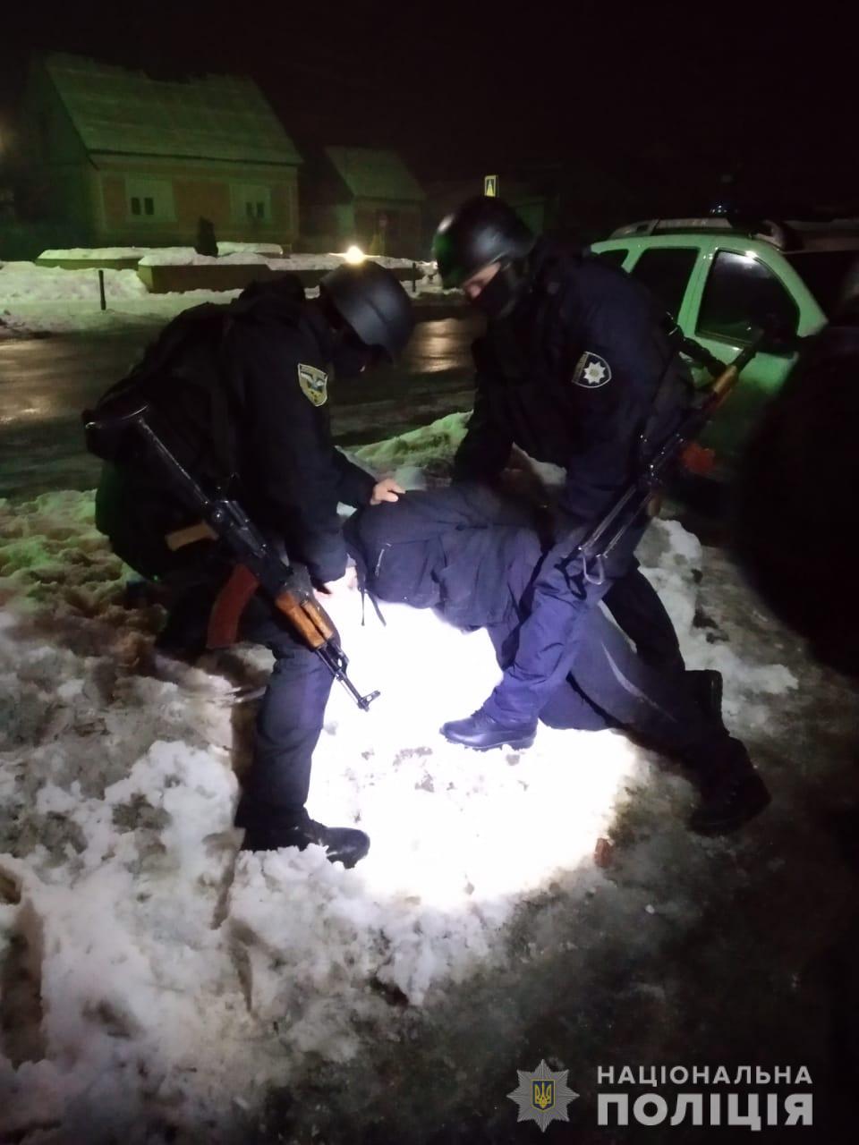 У результаті спецоперації на Тячівщині затримали наркоторгівця зі спільниками (ФОТО)
