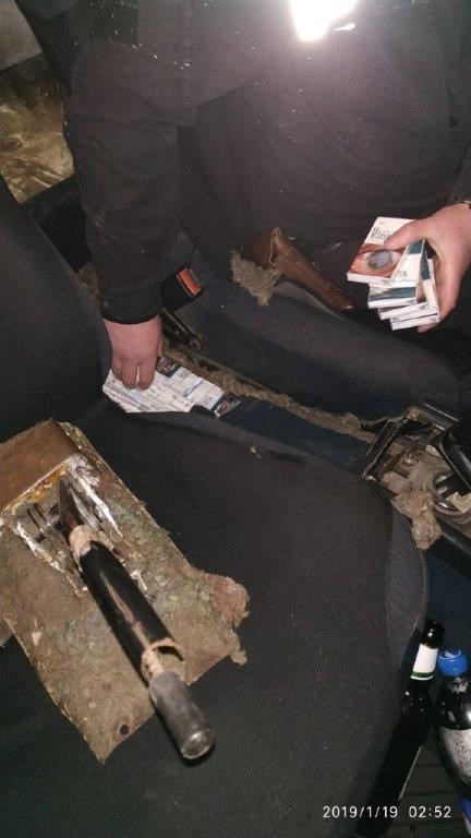 Тайник із сигаретами виявили у легковику на кордоні на Закарпатті під час перевірки (ФОТО)
