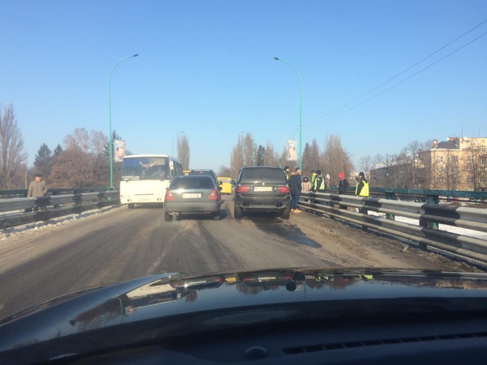 ФОТОФАКТ. На транспортному мосту в Ужгороді сталася ДТП