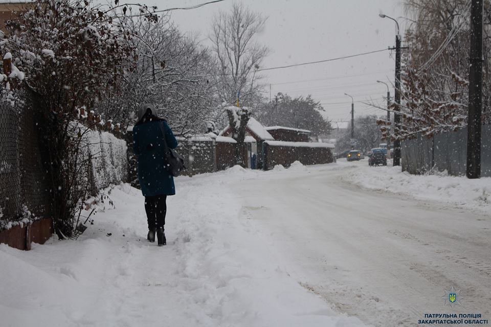 На дорогах Закарпаття, зокрема у містах, через рясний сніг спостерігаються невеликі затори