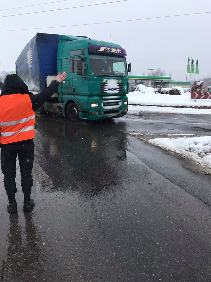 У Мукачеві діють пости, які унеможливлюють рух вантажівкам міським дорогами (ФОТО)