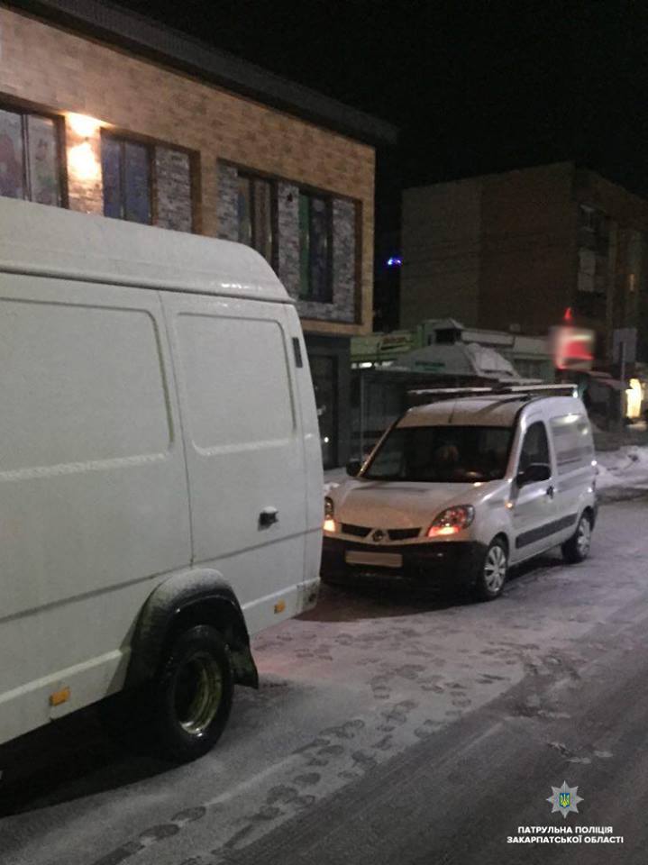 Нетверезий водій "Рено" врізався у Мукачеві у фургон (ФОТО)