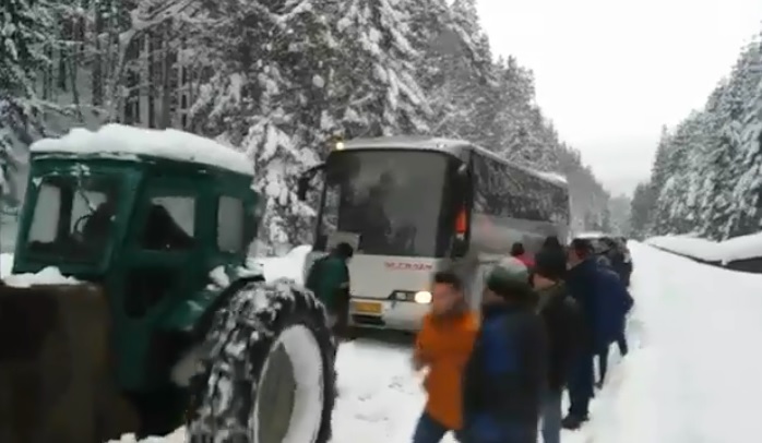 На Торунському перевалі трактором витягали автобус, що застряг у заметах (ВІДЕО)