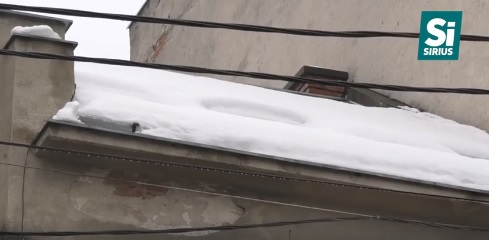 У Мукачеві чоловіку на голову впала снігова брила (ВІДЕО)