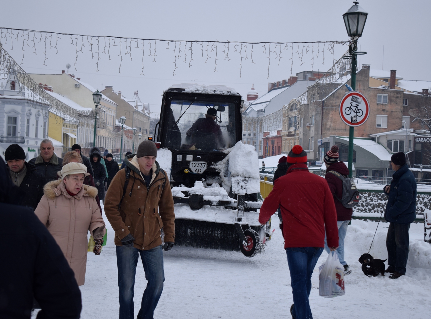 Сніг, який іде з учорашнього дня, в Ужгороді спецтехніка почала розчищати з вечора четверга (ФОТО)