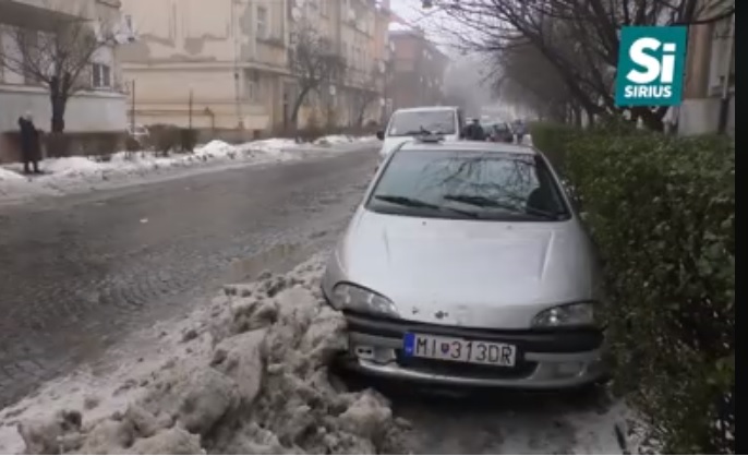 В Ужгороді снігоприбиральна техніка зачепила авто на узбіччі (ВІДЕО)