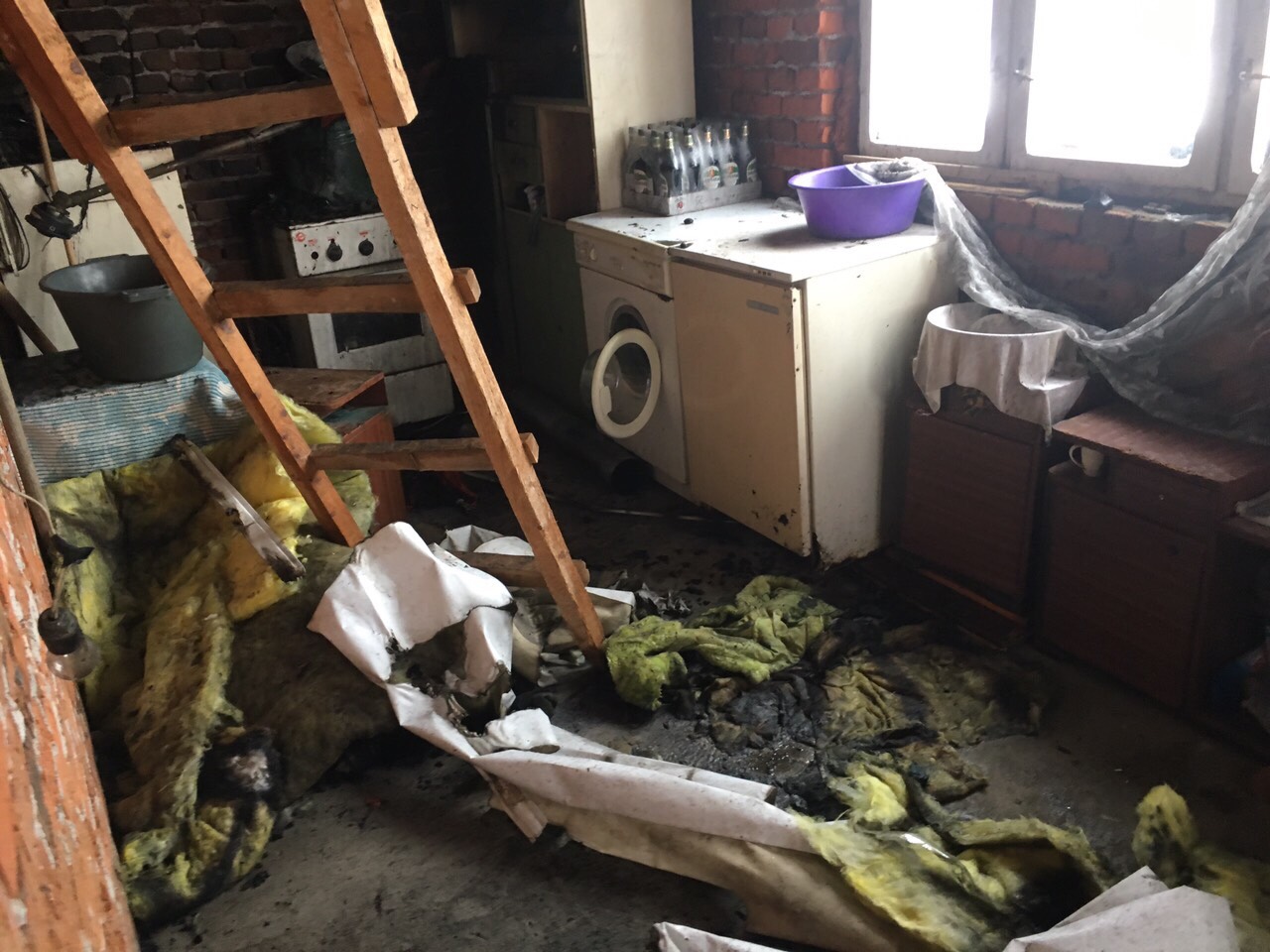 Намагаючись самостійно загасити пожежу в будинку дядька на Іршавщині, отримав опіки його племінник (ФОТО)