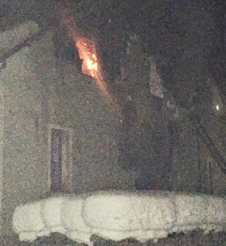 Загасивши пожежу в будівлі колишнього дитсадка на Хустщині, на місці гасіння знашли труп (ФОТО)