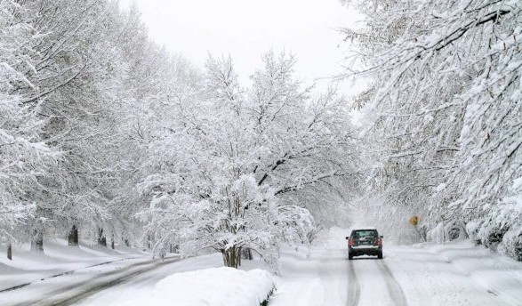 В умовах снігопаду на Закарпатті проїзд автотранспорту хоч і ускладнений, але забезпечений