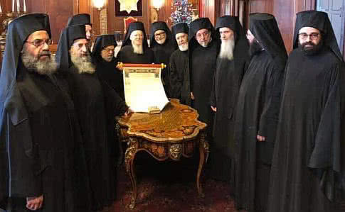 Усі члени Синоду Вселенського патріархату підписали томос для України (ФОТО)
