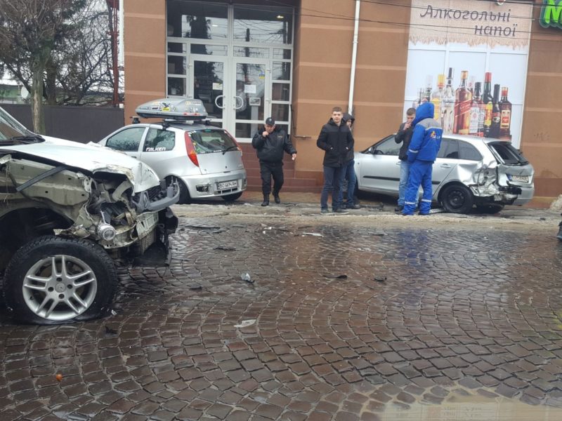 У Мукачеві водій "Рено" протаранив "Шкоду" та "Фіат", припарковані у центрі міста (ФОТО, ВІДЕО)