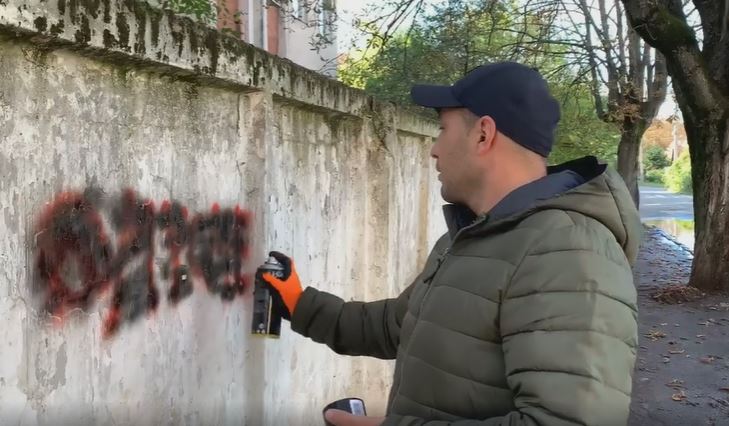 В Ужгороді започаткували челендж по замальовуванню реклами наркотиків (ФОТО)