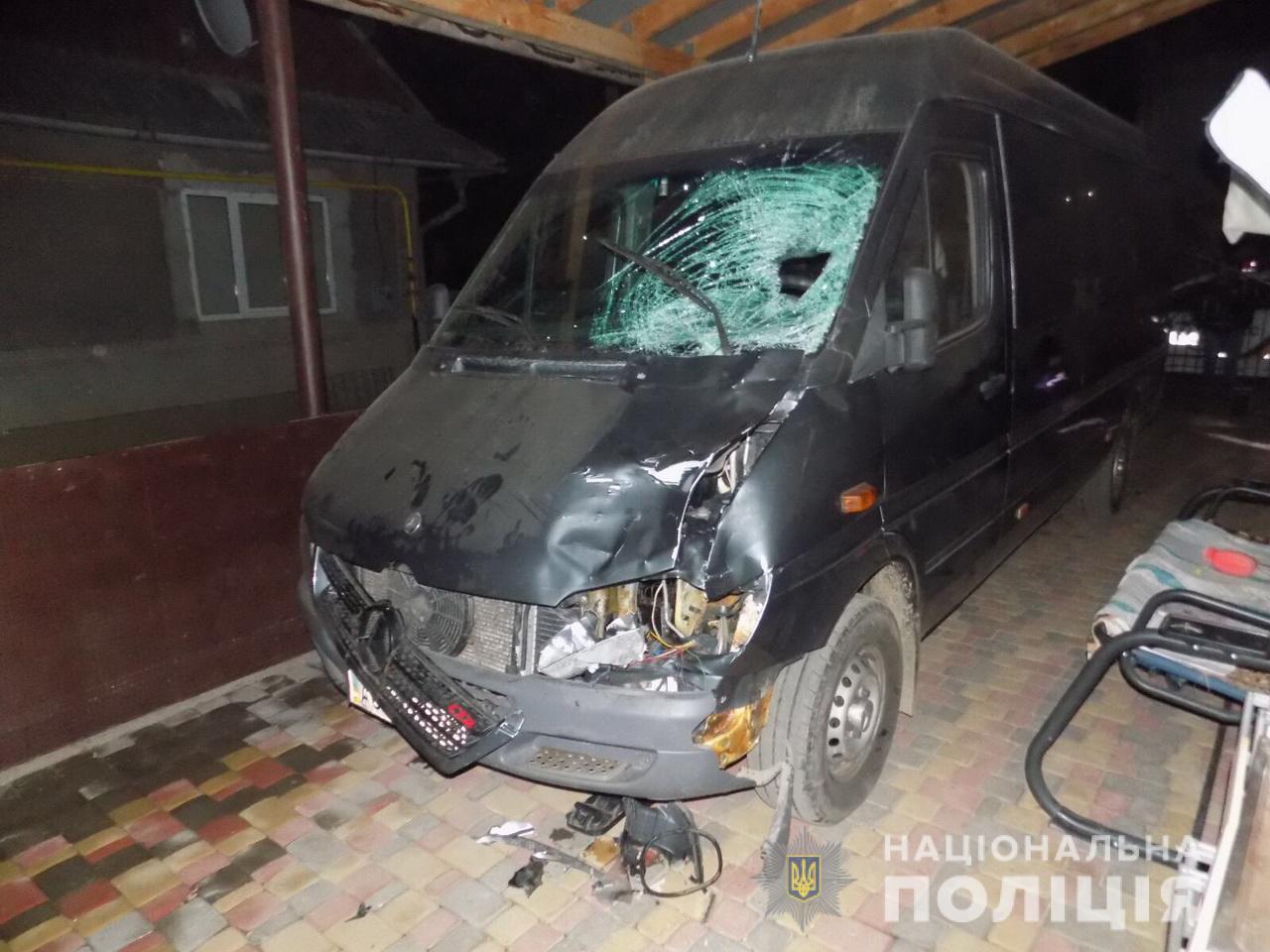 У Міжгір'ї п'яний водій Mercedes Sprinter смертельно травмував пішохода і втік (ФОТО)