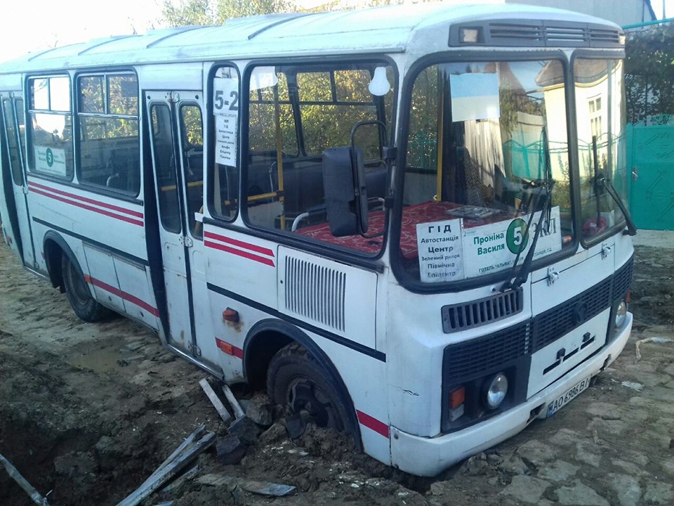 ФОТОФАКТ. У Мукачеві автобус провалився колесами у яму від водоканалу