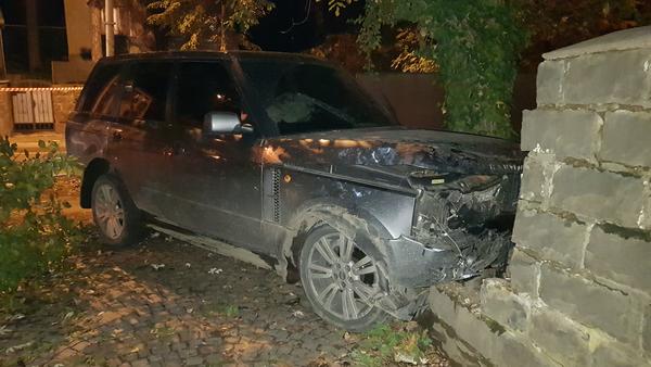 В Ужгороді після зіткнення з Volkswagen-ом Range Rover врізався в паркан приватного будинку (ФОТО)