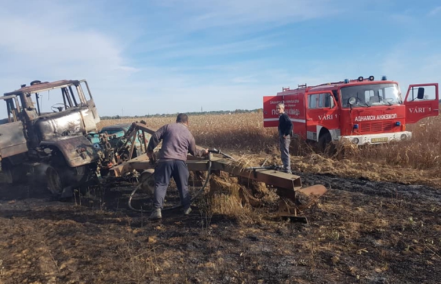 На Берегівщині через спалювання стерні серед поля згорів трактор (ФОТО)
