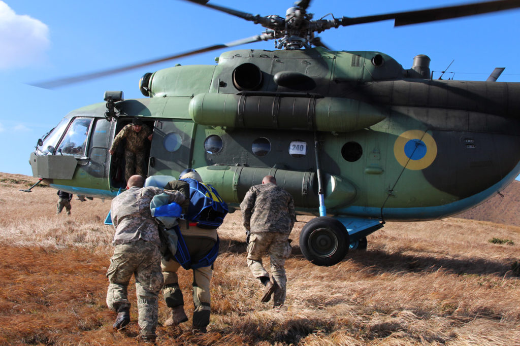 Українські військові рятувальники здійснили стрибки з парашутом на Говерлу (ФОТО)