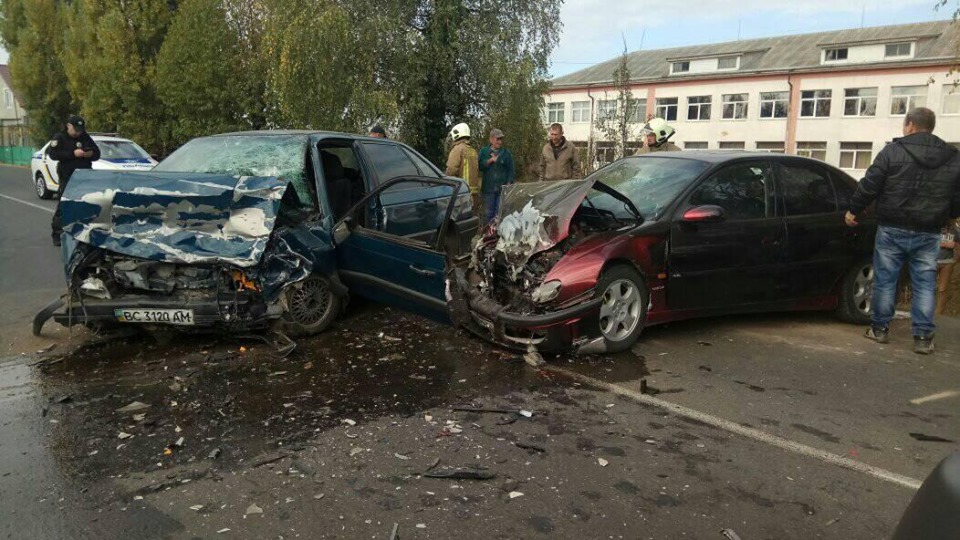 Унаслідок зіткнення двох автівок на Виноградівщині двоє людей доправлено у лікарню (ФОТО)