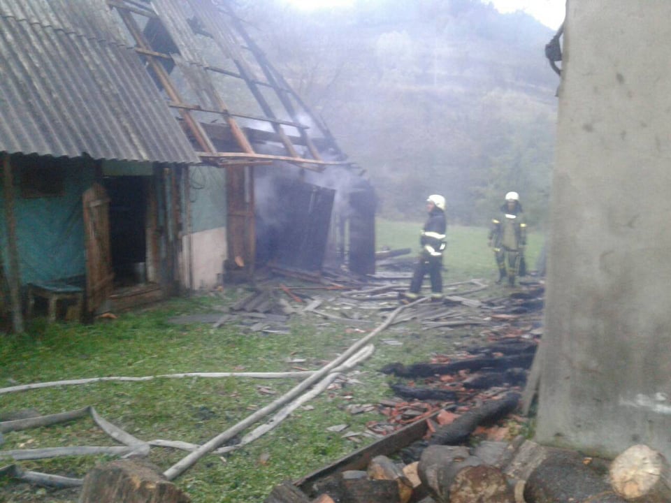Під час гасіння пожежі в житловому будинку на Великоберезнянщині вогнеборці виявили тіло власника (ФОТО)
