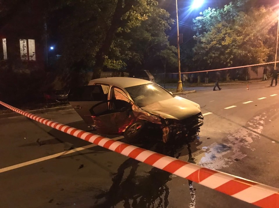 Унаслідок нічного зіткнення VW з Range Rover-ом в Ужгороді постраждали 4 людей, серед яких – двоє малолітніх дітей (ФОТО)