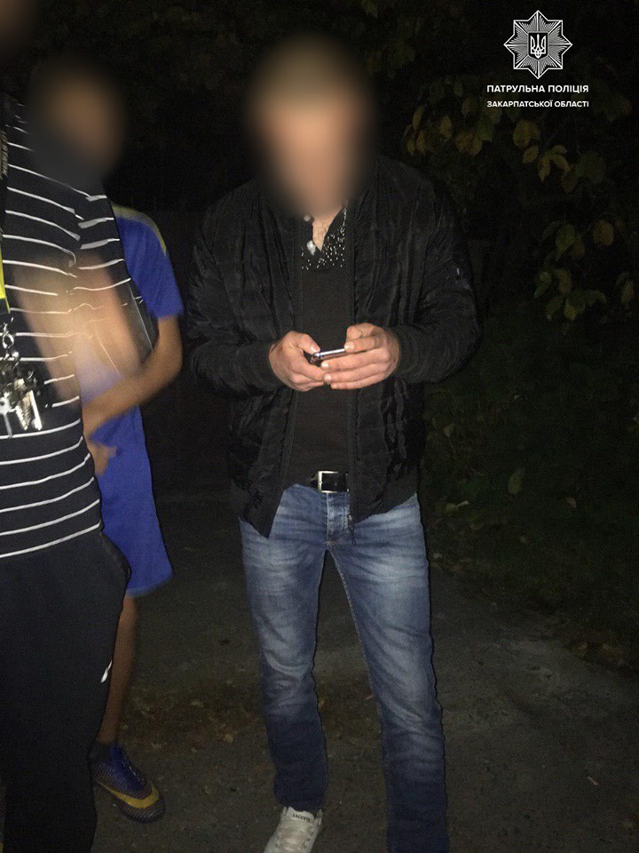 В Ужгороді нетверезий водій намагався на очах у патрульних проковтнути згорток з наркотиками (ФОТО)