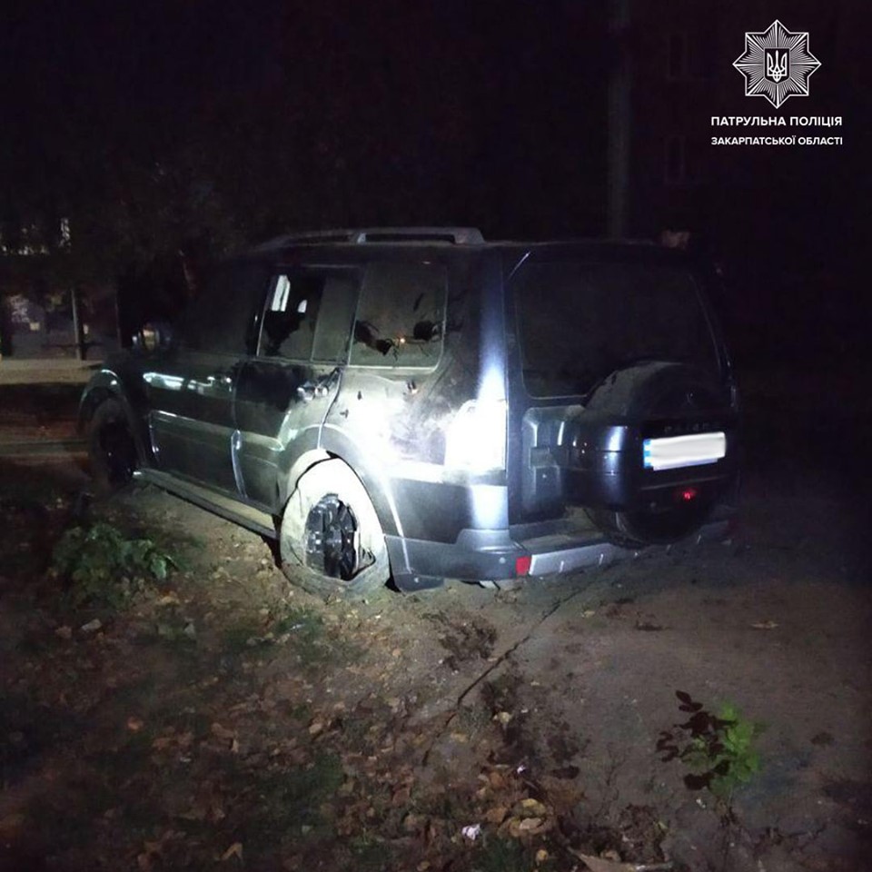 В Ужгороді п'яний водій, не впоравшись із керуванням, виїхав на клумбу на кільцевій (ФОТО)