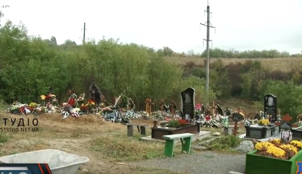 На центральному кладовищі Мукачева вода розмиває могили (ВІДЕО)