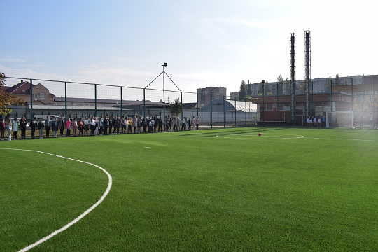 У Класичній гімназії в Ужгороді відкрили новий спортивний майданчик зі штучним покриттям (ФОТО)
