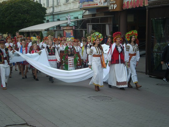 Закарпатці стали учасниками Міжнародного фольклорного фестивалю етнографічних регіонів України на Прикарпатті (ФОТО)