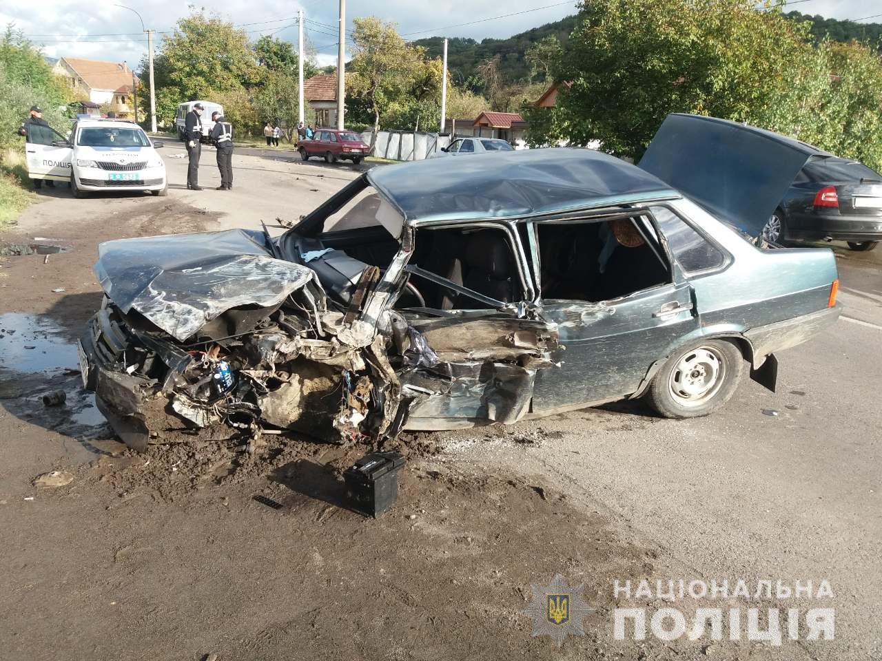 У результаті ДТП за участі маршрутного автобуса й ВАЗу на Мукачівщині двоє людей опинилися в лікарні (ФОТО)