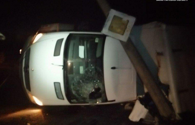 У Мукачеві фургон "Мерседес" зіткнувся з бетонним мостиком і електроопорою (ФОТО, ВІДЕО)