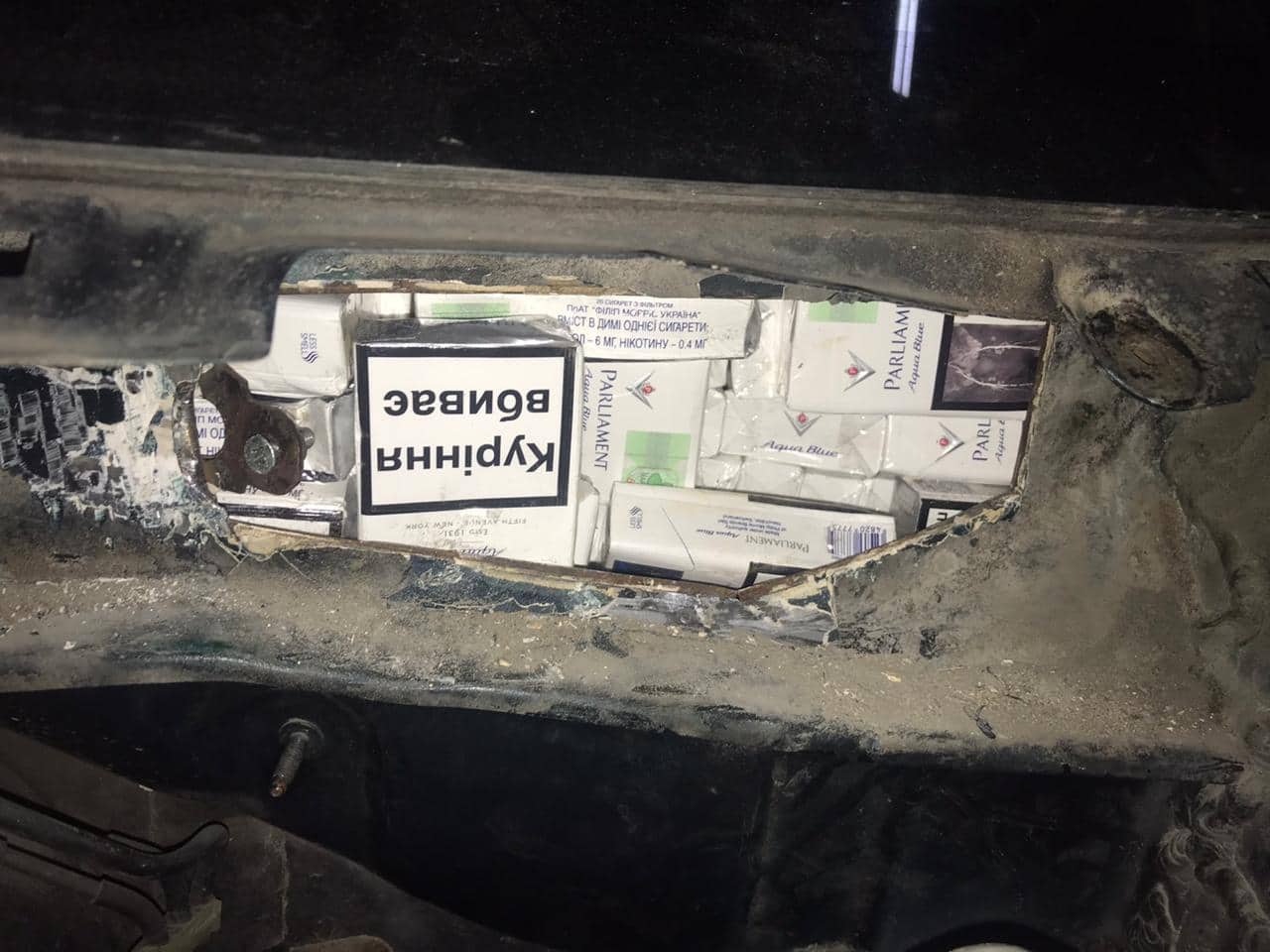 Молдованин, в автівці якого на Закарпатті знайшли приховані сигарети, чинив опір і перешкоджав прикордонникам (ФОТО)