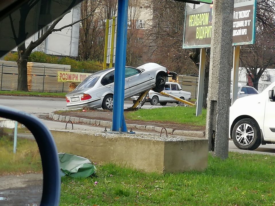 В Ужгороді BMW врізався у придорожній стовп (ФОТО)
