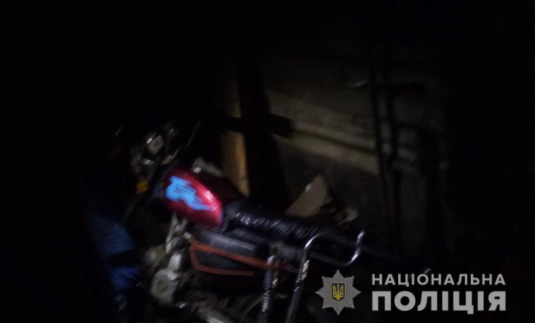 На Рахівщині, в Богдані 18-річний юнак вкрав із подвір'я односельця мотоцикл (ФОТО)