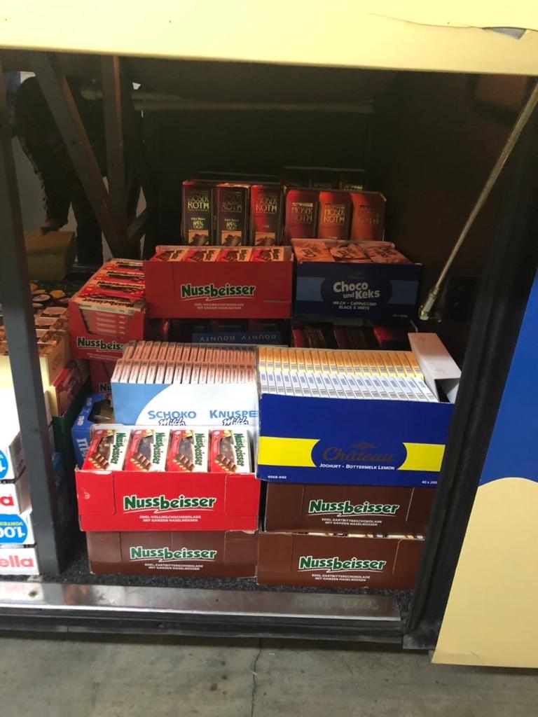 Понад 2,5 тисячі упаковок шоколаду й чаю знайшли у ході огляду рейсового автобусу на митниці на Закарпатті (ФОТО)
