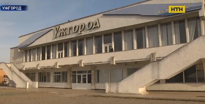 Працівники Ужгородського аеропорту через піврічну невиплату зарплат оголосили страйк (ВІДЕО)