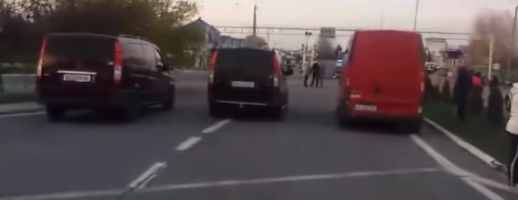 "Піджаки" досі блокують рух на закарпатському КПП "Тиса" (ВІДЕО)
