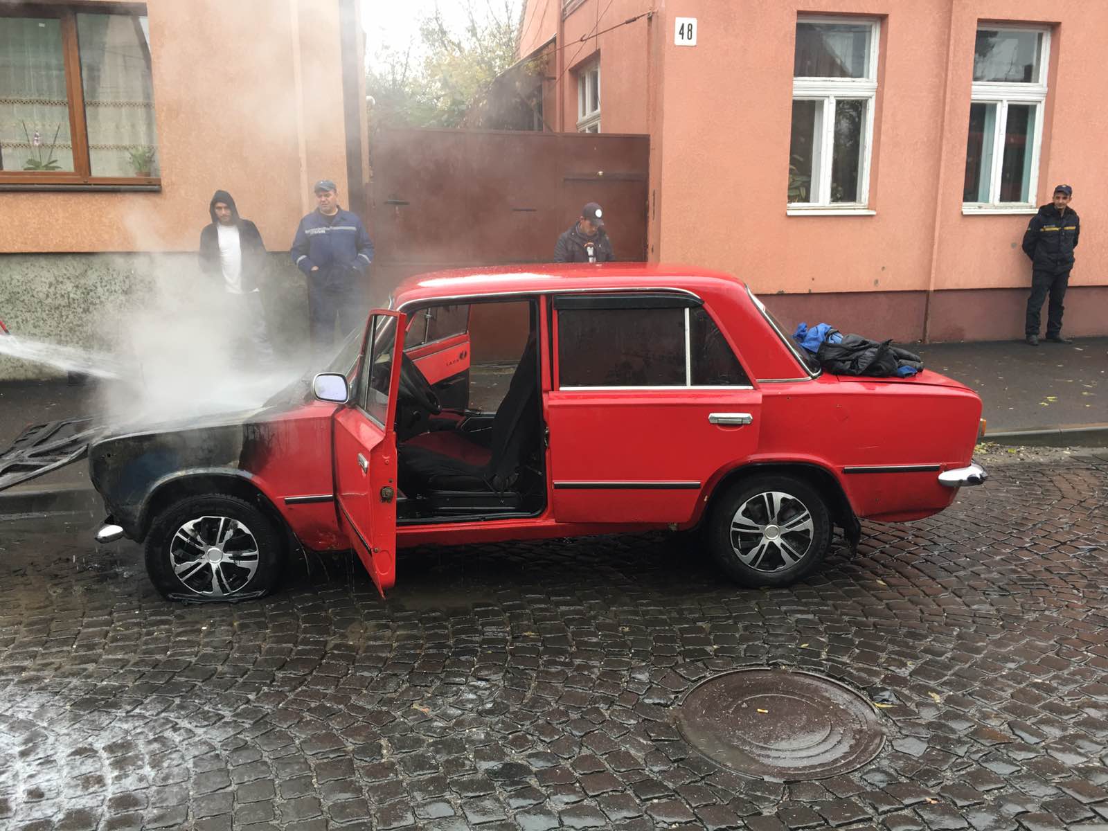 У Виноградові авто рятували від знищення вогнем (ФОТО)