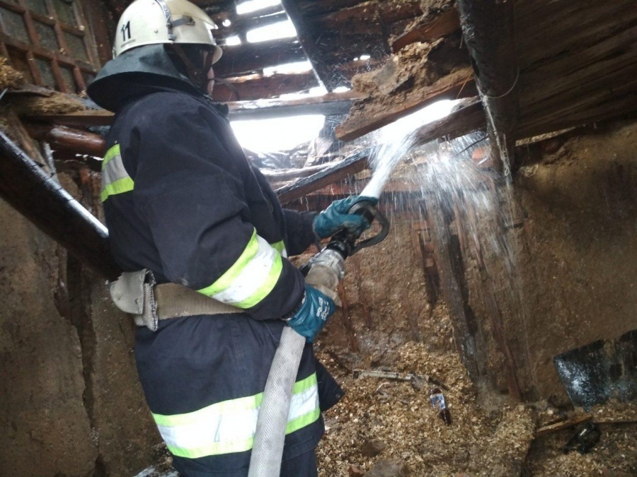 Унаслідок загорання сміття у підвалі в будинку в Мукачеві отруїлися двоє людей