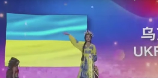 Мукачівка привезла із Китаю корону переможниці світового "туристичного" конкурсу краси (ВІДЕО)