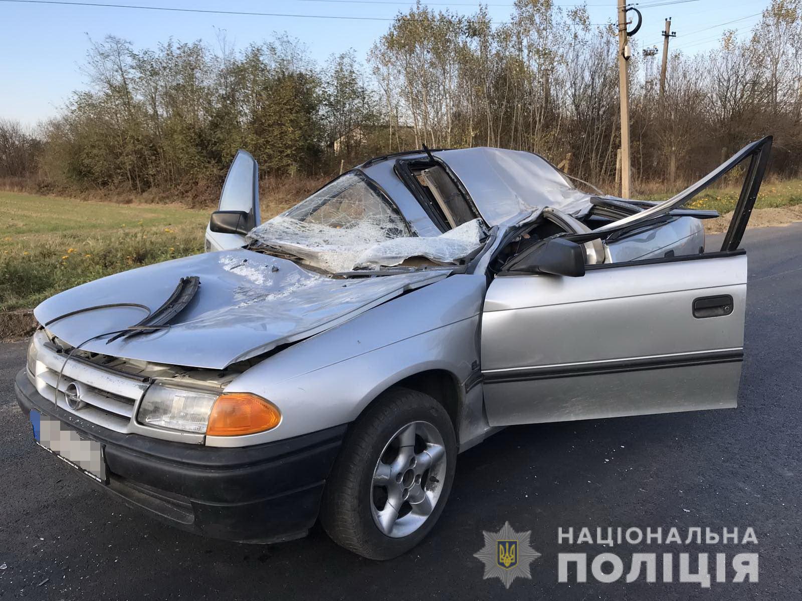 На Ужгородщині "Опель" врізався у трактор: водій загинув, 12-річний пасажир – у лікарні (ФОТО)