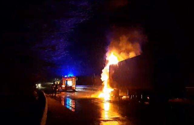 На Закарпатті під час руху загорілася вантажівка (ВІДЕО)